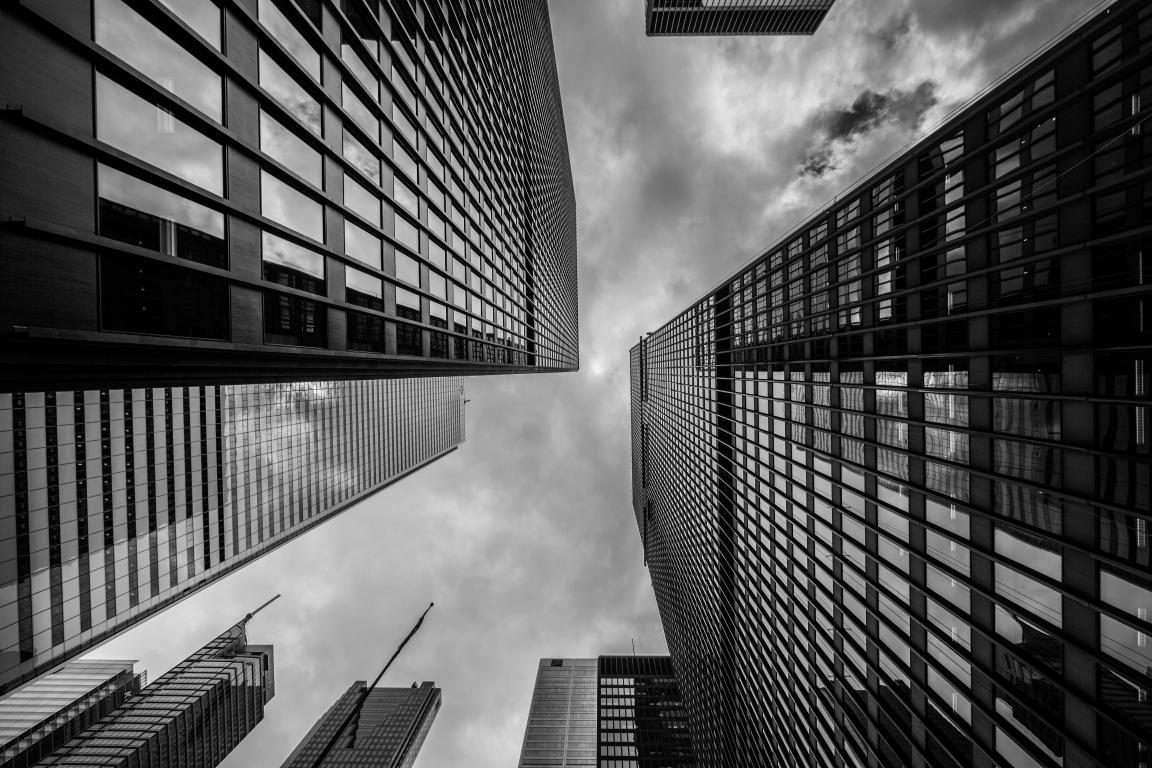 vista de edificios desde abajo en blanco y negro